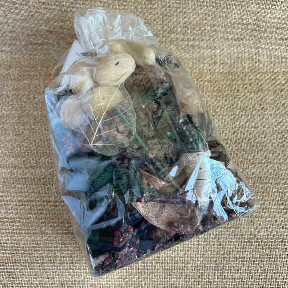 Yankee Candle Mistletoe Potpourri Holiday Fragrance 10 oz Sealed Bag - Picture 2 of 7